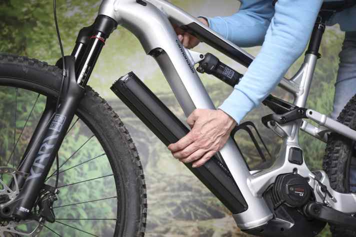 The battery is secured with a lock and can be folded forwards out of the down tube in the classic way.