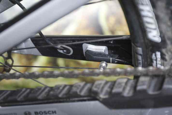 The external speed sensor with spoke magnet looks old-fashioned and is more prone to errors than integrated solutions.