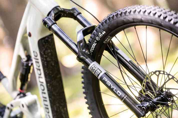 Die günstige Psylo Silver von Rockshox kann nicht mit dem potenten Hinterbau des Moterra 3 mithalten.