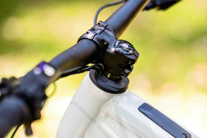 The cables run integrated through the headset into the frame. This creates a tidy cockpit, but makes some service work more difficult.