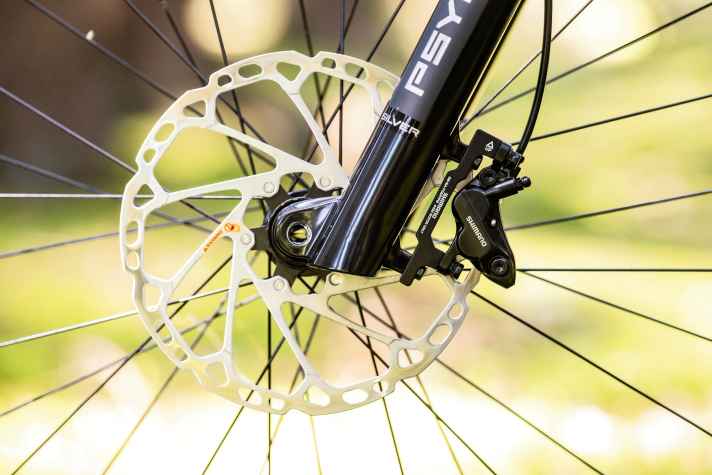 Inexpensive and yet good: The Shimano Deore stoppers with a defined pressure point and large brake discs.