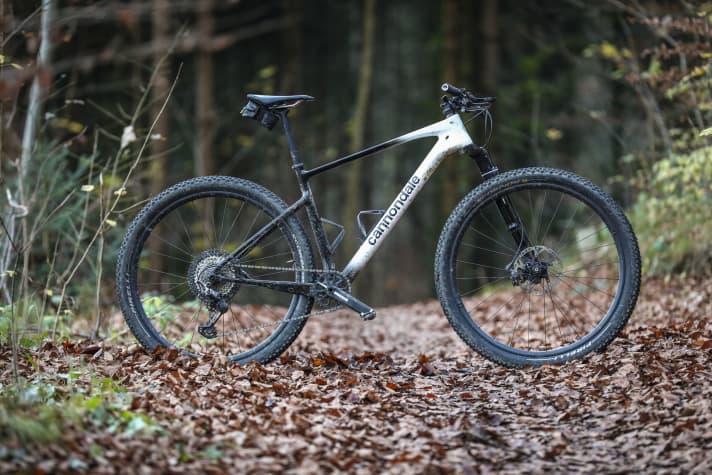 Dauertest: <a href="https://luna.r.lafamo.com/ts/i5533923/tsc?amc=con.blbn.497955.507800.14129791&smc=BIKE&rmd=3&trg=https%3A%2F%2Fwww.fahrrad-xxl.de%2Fcannondale-scalpel-ht-hi-mod-1-m000048475" target="_blank" rel="noopener noreferrer nofollow">Cannondale Scalpel HT Hi-Mod 1</a>* | 9,5 kg / 107 mm / 29“ / 6999 Euro 