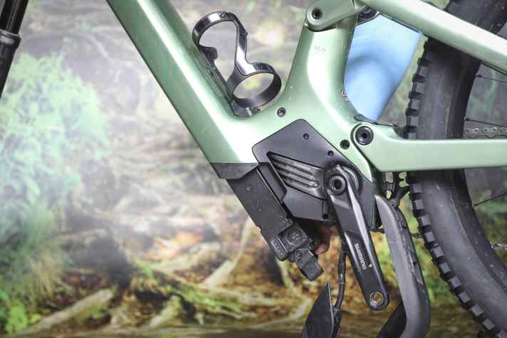 The battery can be pulled out of the down tube at the bottom. Either the 720 or the 900 battery fits.