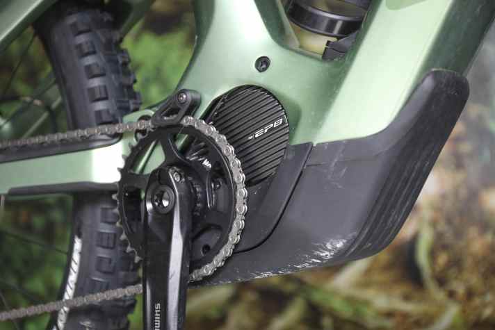 Der Shimano EP801 ist gedreht eingebaut, damit die Batterie davor passt.