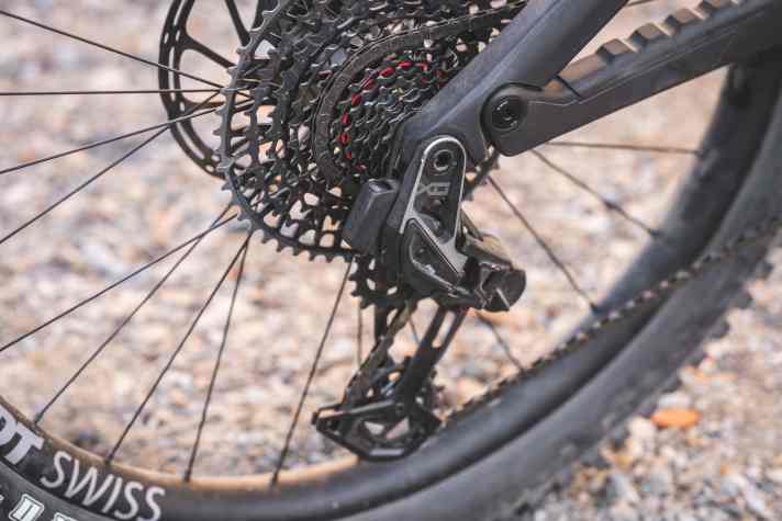 Eine X0 Transmission sortiert die zwölf Gänge am Canyon Spectral:On.