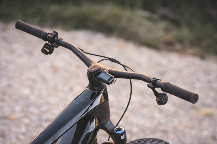 The carbon handlebar/stem unit is lightweight. However, the handlebar rotation and rise cannot be easily adjusted.