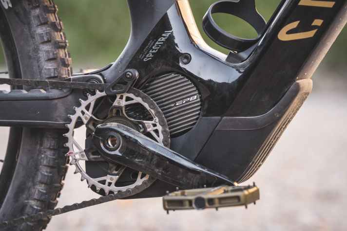 Eingekastelt: Der Shimano EP801 liefert mit 600 Watt und 85 Newtonmeter immer noch ausreichend Power für alle außer den extremsten Lebenslagen. Klappert leider bergab.