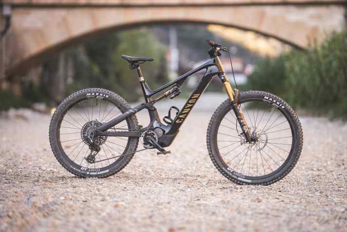 Canyon Spectral:On CFR: Shimano EP801 // 800 Wh // 160/155 mm // Mullet // 23,7 kg // 5999 Euro.