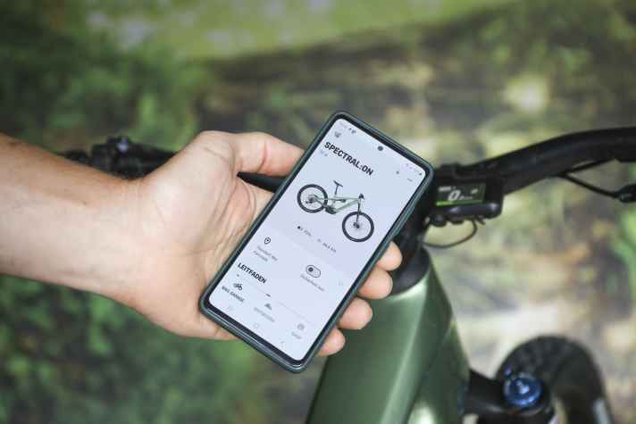 Am Bike ist ein GPS-Modul installiert. Über die Canyon App soll das Bike damit geortet werden können, und der User soll bei ungewollter Bewegung eine Push-Nachricht erhalten. Die Funktion befindet sich aktuell noch in der Testphase und funktionierte bei uns stark zeitverzögert und wenig zuverlässig. Dafür ist der Service aktuell komplett kostenfrei.