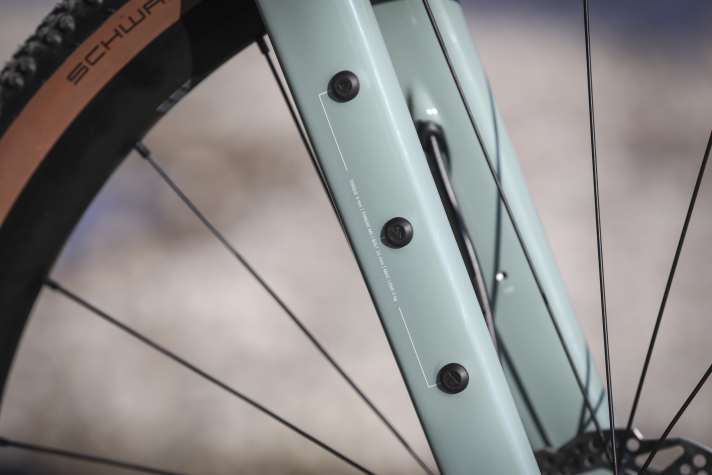 The carbon fork features three bolt-on points on each side for attaching universal racks for bikepacking and similar purposes.