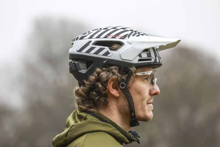 The DEFLECTR is the first trail and enduro helmet from German direct-to-consumer Canyon.