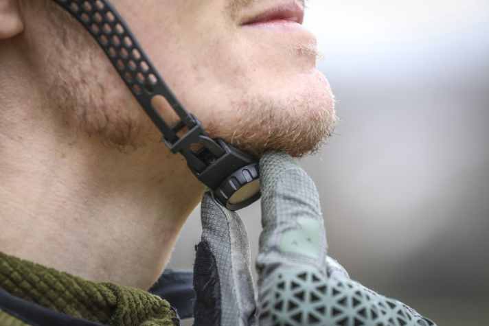 Über ein Drehrad wird der High-Bar an den Kopf angepasst. Das System verspricht einige Vorteile zum Gurt.