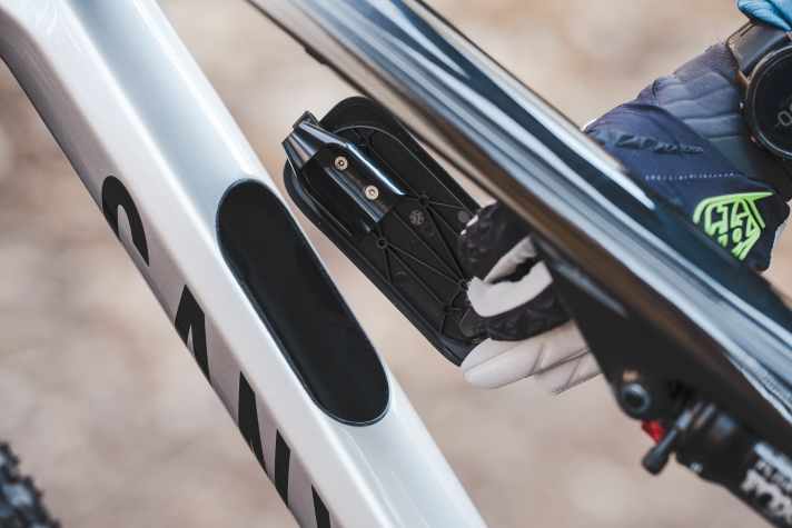 The down tube of the Canyon Lux Trail CF7 has space for tools and small items. There is space for a CO2 cartridge on the lid. A bag is designed to transport utensils without rattling.