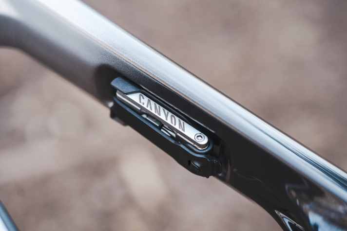Ein Gummiband sichert am Canyon Lux Trail ein Multitool. Praktisch: Unter dem Oberrohr ist es immer griffbereit.