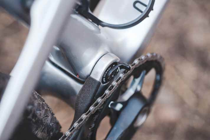 A small guide ensures that the chain stays where it should be.