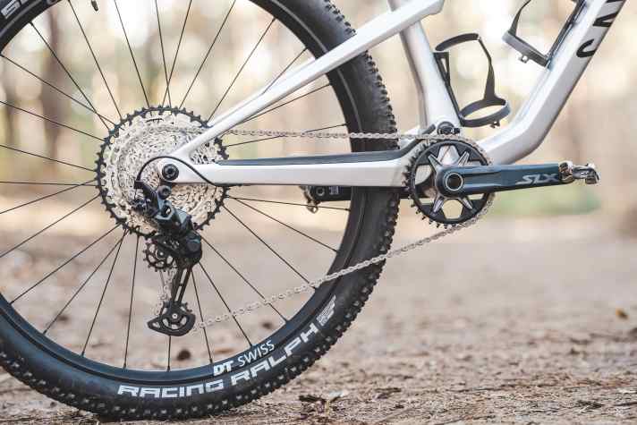 Funktional lässt die Shimano SLX-Ausstattung des Canyon Lux Trail CF7 nichts anbrennen.