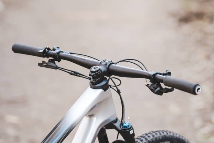 The flat handlebar puts pressure on the front of the Canyon Lux Trail CF7. Beginners might want a little more security from the control centre.