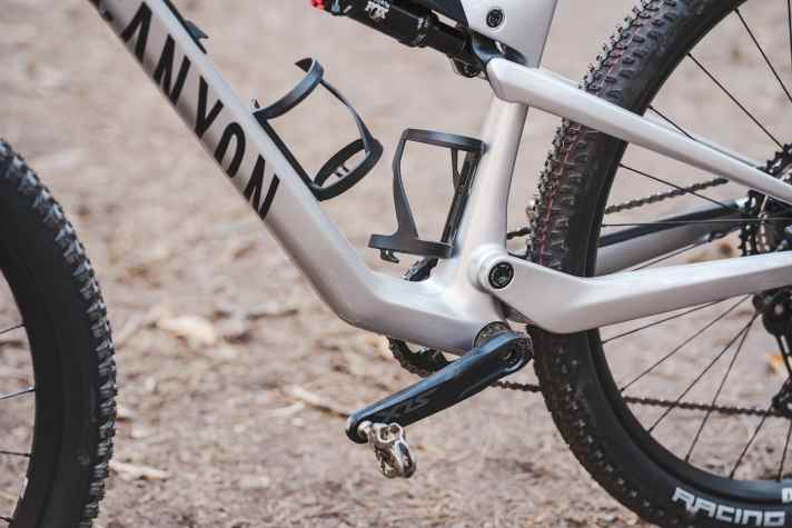 Two bottle cages are not only extremely practical in the marathon but also on tour.