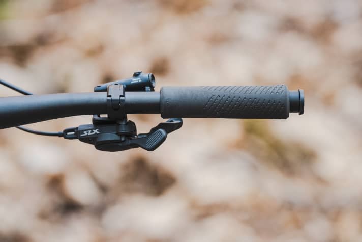 The lightweight Ergon grips proved to be fun brakes in our test and didn't want to stay in place.