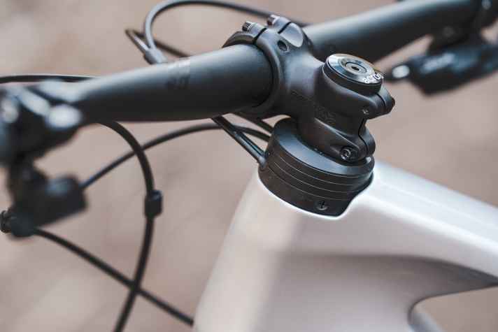 On the Canyon Lux Trail, the cables run through the headset into the carbon frame. A steering stop limiter protects against damage.