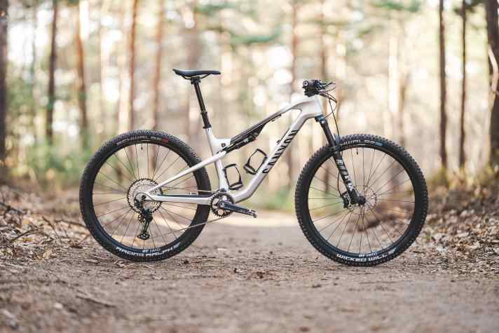 The Canyon Lux Trail CF7 weighs 12.7 kg and costs 3699 euros.