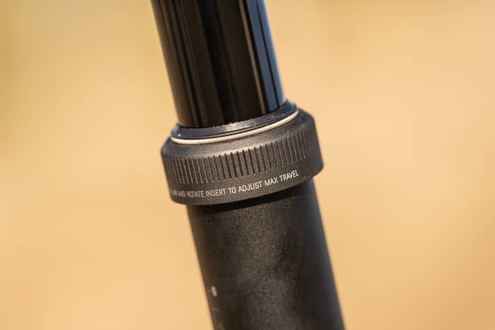 The adjustment travel of the Canyon seatpost can be adjusted without tools.