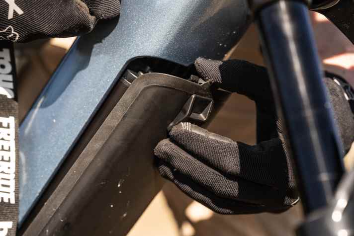 Das Cover ist mit einem Schnappverschluss gesichert, der sich schnell und einfach bedienen lässt. Dank der weichen Gummierung schmiegt sich der Deckel gut an den Rahmen an.