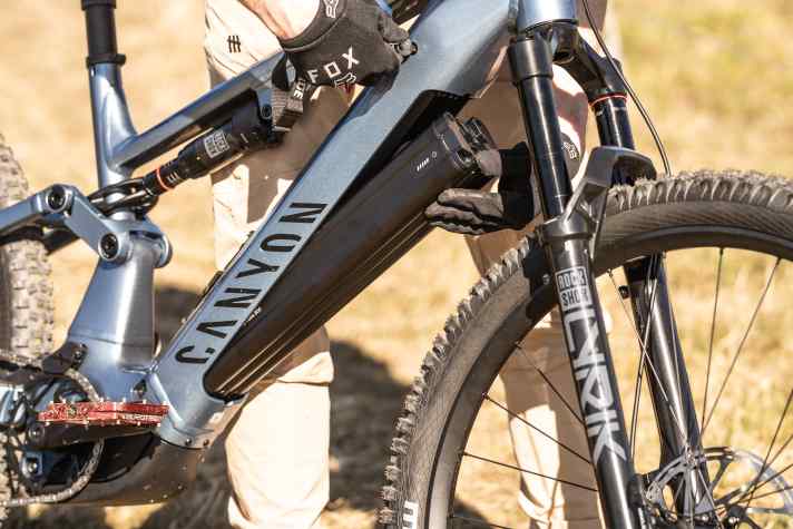 The battery is secured with a lock and can be folded forwards out of the down tube in the classic way.