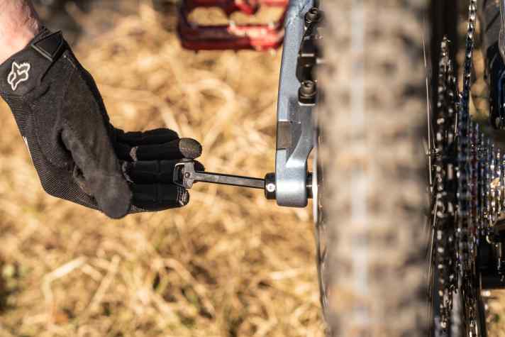An vielen Bikes braucht man mittlerweile Werkzeug, um die Achse zu lösen. Bei Canyon ist ein Hebel smart in der Achse integriert.