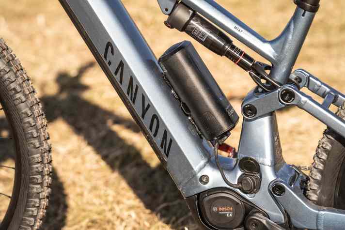 Optional passt der Zusatz-Akku Power More 250 ins Rahmendreieck.