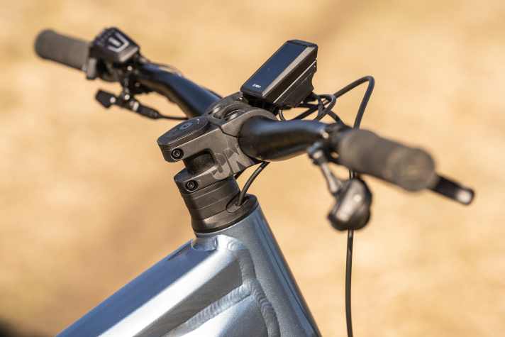 Die Züge laufen durch den Steuersatz ins Innere des Alu-Rahmens.