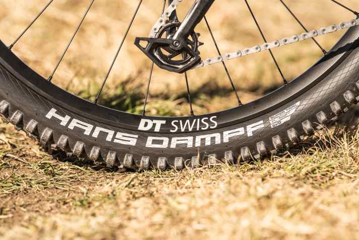 Even if the Hans Dampf from Schwalbe is not a downhill tyre: Compared to the Nobby Nic on its predecessor, this is an update in the direction of robust and grippy.