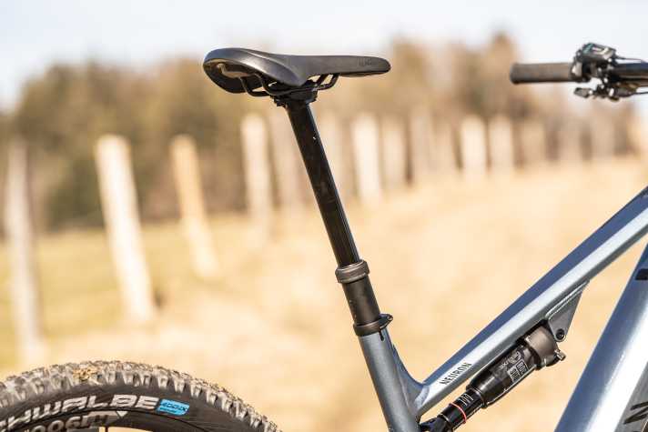 Bei Rahmengröße L liefert die Teleskopstütze 200 mm Hub.