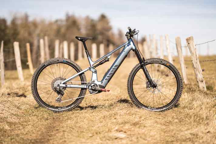 The top model of the Canyon Neuron:On AL with electronic wireless shifting is available for 5499 euros. The entry-level price is significantly lower.
