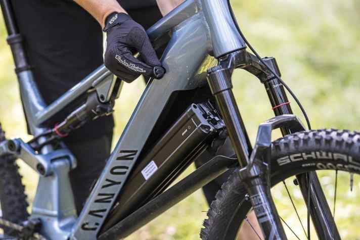 Secured with a lock, the thick Bosch battery with 800 watt hours can be easily removed.