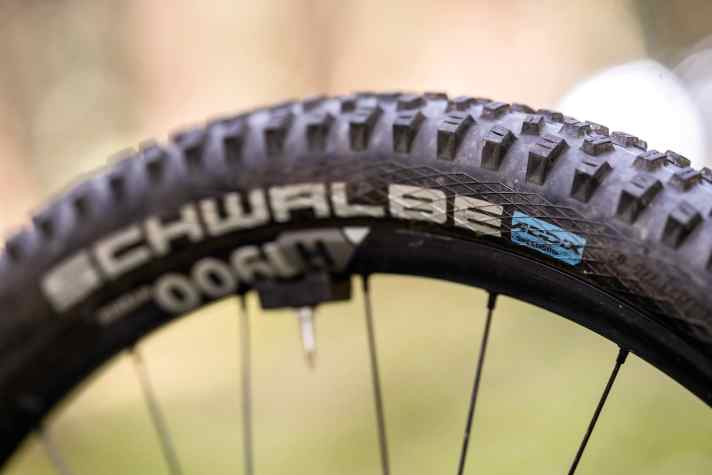 No grip miracle, but with good rolling values: Schwalbe's Hans Dampf on the rear wheel of the Canyon Neuron:On AL9.