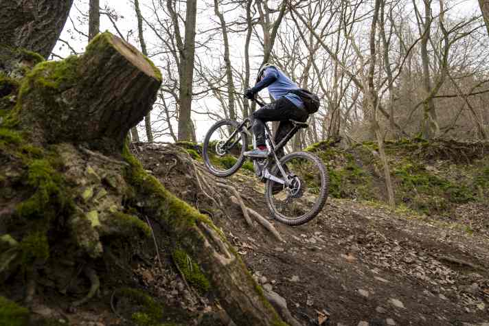 Dank des dynamischen Motors und der langen Geometrie klettert das Neuron:On Fly richtig gut. Allerdings: Auch hier profitiert das Bike von griffigeren Reifen.