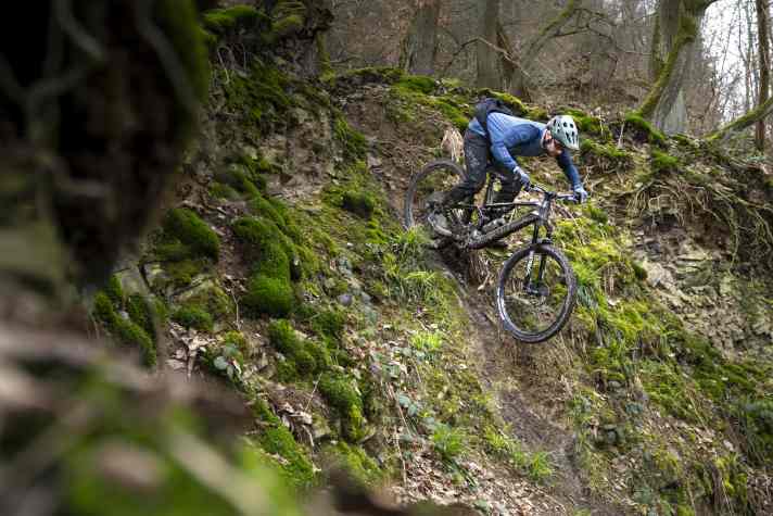 Mit langem Radstand, guter Federung und aggressiver Geometrie zeigt das Neuron:On Fly viel Potential bergab. Das handlichste Bike ist das neue Canyon aber nicht.
