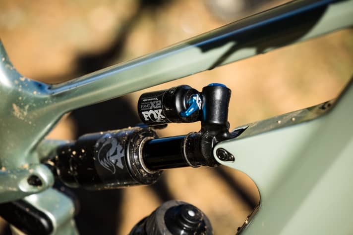 Unlike the well-known Spectral:On, the Strive:On has the shock mount on the down tube. All models use shocks with reservoirs to match the stroke and range of use.