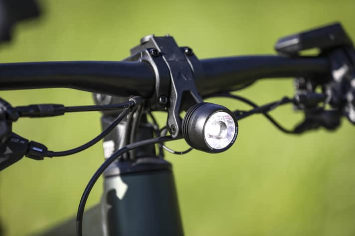 The Supernova front light is nicely integrated in the centre and even comes with a bright high beam at the touch of a button.