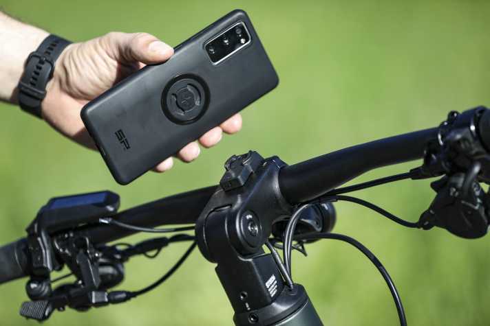 Per SP-Connect kann man das Handy sicher auf dem Vorbau anbringen. Leider fehlt ein USB-Port zum laden. Dann wäre es noch stimmiger.