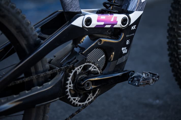 Wo EP8 draufsteht, ist jetzt EP801 drin. Auch wenn sich der Motor optisch nicht verändert hat: Der Neuling ist spürbar stärker geworden, das bestätigt auch unser Labortest.