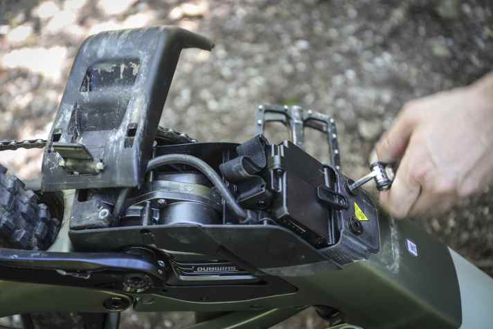 The mounting of the battery in the down tube of the corresponding carbon frames from Canyon.