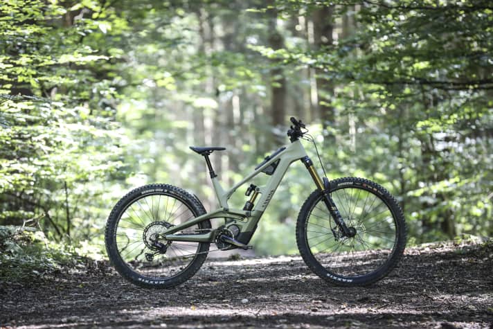 With 180/175 mm travel, the Canyon Torque:On CF is a racy gravity bike for extreme descents and stunts.