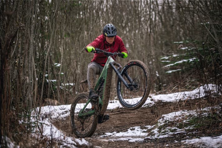 Slush and mud keep many mountain bikers off the trails in winter. But you can still do something for your fitness on the bike.