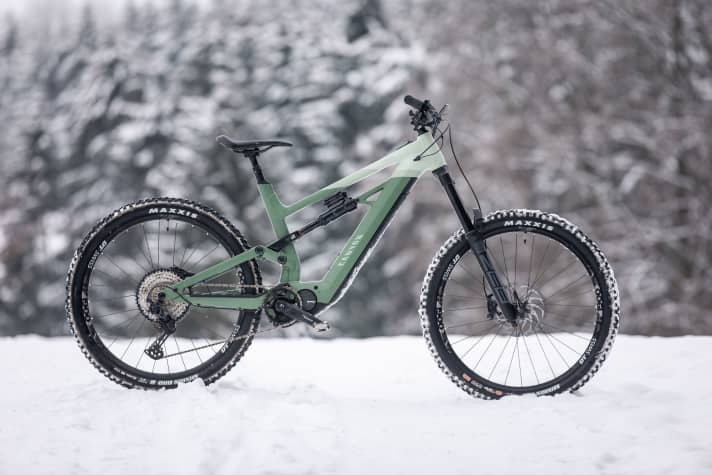 The battery is protected from the cold in the down tube? Not quite. With this semi-integration with cover directly on the battery, the insulating effect is likely to be limited. So: Standstill batteries out of the snow!