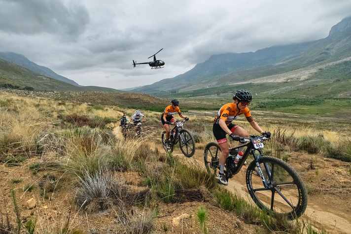 Anne Terpstra und Nicole Koller während der Stage 7, 2024 beim Absa Cape Epic.
