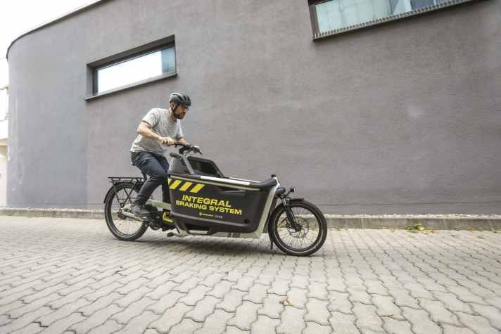 Even if you only brake with your right hand, strong deceleration is possible on the test bike with IBS. The fork dives in, bringing the cargo bike to a complete stop from 25 km/h in just over one wheel length. When over-braking, the rear tyre slips first.