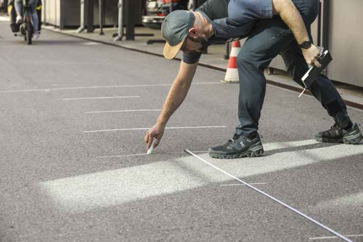 We determine the braking distance with only one full braking manoeuvre per test subject from a defined line in order to avoid habituation effects. Surprisingly, even on the first test, the brakes are applied hard.