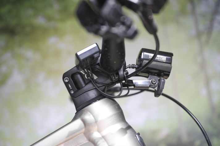 The cables and wires run through the headset into the inside of the aluminium frame.